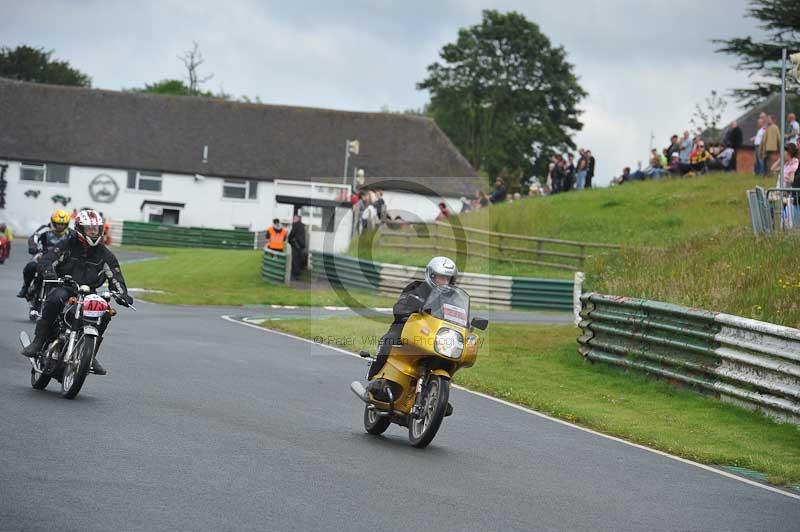 Mallory park Leicestershire;Mallory park photographs;Motorcycle action photographs;classic bikes;event digital images;eventdigitalimages;mallory park;no limits trackday;peter wileman photography;vintage bikes;vintage motorcycles;vmcc festival 1000 bikes