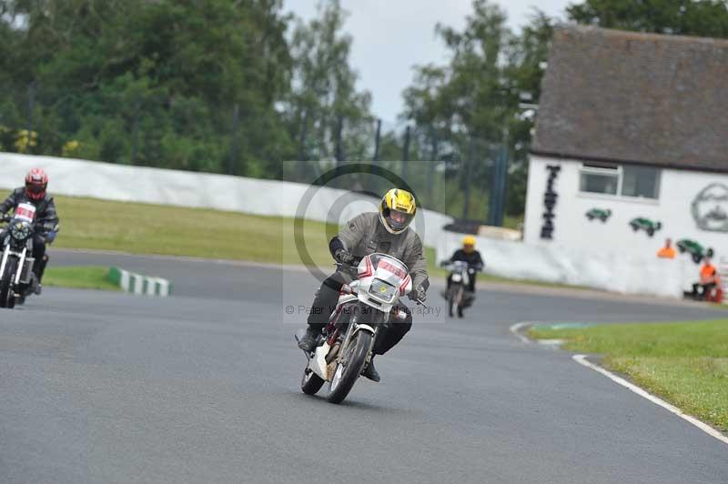 Mallory park Leicestershire;Mallory park photographs;Motorcycle action photographs;classic bikes;event digital images;eventdigitalimages;mallory park;no limits trackday;peter wileman photography;vintage bikes;vintage motorcycles;vmcc festival 1000 bikes