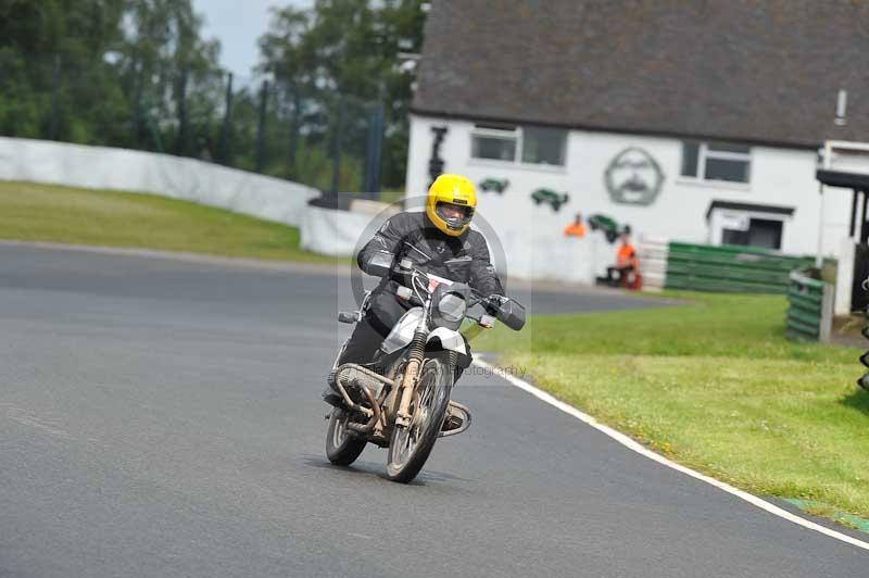 Mallory park Leicestershire;Mallory park photographs;Motorcycle action photographs;classic bikes;event digital images;eventdigitalimages;mallory park;no limits trackday;peter wileman photography;vintage bikes;vintage motorcycles;vmcc festival 1000 bikes
