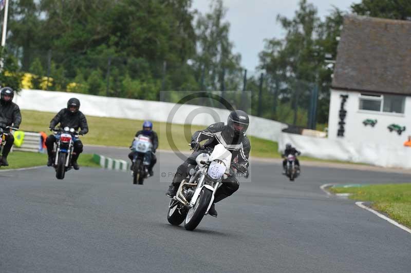 Mallory park Leicestershire;Mallory park photographs;Motorcycle action photographs;classic bikes;event digital images;eventdigitalimages;mallory park;no limits trackday;peter wileman photography;vintage bikes;vintage motorcycles;vmcc festival 1000 bikes