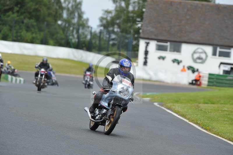 Mallory park Leicestershire;Mallory park photographs;Motorcycle action photographs;classic bikes;event digital images;eventdigitalimages;mallory park;no limits trackday;peter wileman photography;vintage bikes;vintage motorcycles;vmcc festival 1000 bikes