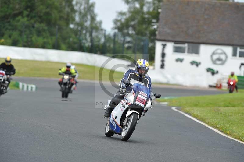 Mallory park Leicestershire;Mallory park photographs;Motorcycle action photographs;classic bikes;event digital images;eventdigitalimages;mallory park;no limits trackday;peter wileman photography;vintage bikes;vintage motorcycles;vmcc festival 1000 bikes