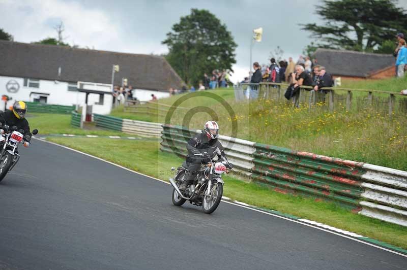 Mallory park Leicestershire;Mallory park photographs;Motorcycle action photographs;classic bikes;event digital images;eventdigitalimages;mallory park;no limits trackday;peter wileman photography;vintage bikes;vintage motorcycles;vmcc festival 1000 bikes