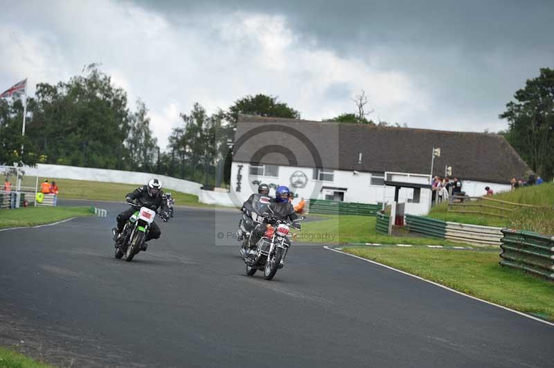 Mallory park Leicestershire;Mallory park photographs;Motorcycle action photographs;classic bikes;event digital images;eventdigitalimages;mallory park;no limits trackday;peter wileman photography;vintage bikes;vintage motorcycles;vmcc festival 1000 bikes