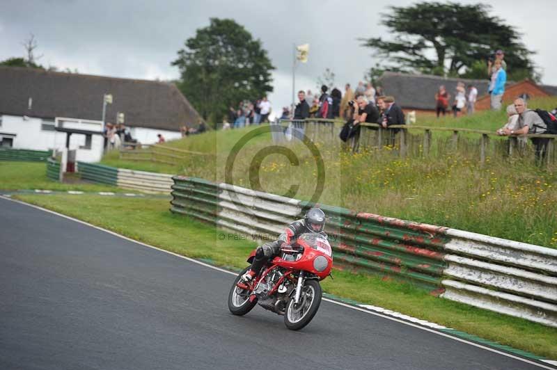Mallory park Leicestershire;Mallory park photographs;Motorcycle action photographs;classic bikes;event digital images;eventdigitalimages;mallory park;no limits trackday;peter wileman photography;vintage bikes;vintage motorcycles;vmcc festival 1000 bikes
