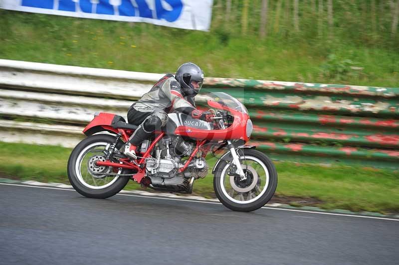 Mallory park Leicestershire;Mallory park photographs;Motorcycle action photographs;classic bikes;event digital images;eventdigitalimages;mallory park;no limits trackday;peter wileman photography;vintage bikes;vintage motorcycles;vmcc festival 1000 bikes