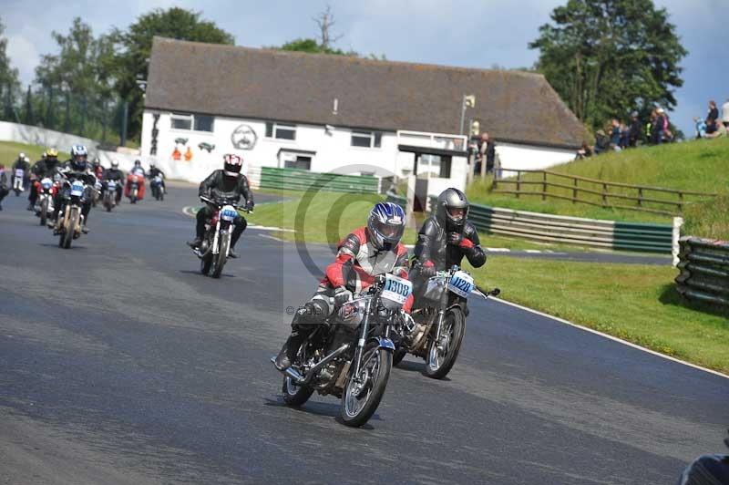 Mallory park Leicestershire;Mallory park photographs;Motorcycle action photographs;classic bikes;event digital images;eventdigitalimages;mallory park;no limits trackday;peter wileman photography;vintage bikes;vintage motorcycles;vmcc festival 1000 bikes