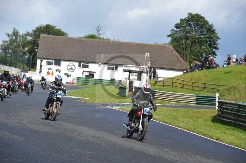 Mallory park Leicestershire;Mallory park photographs;Motorcycle action photographs;classic bikes;event digital images;eventdigitalimages;mallory park;no limits trackday;peter wileman photography;vintage bikes;vintage motorcycles;vmcc festival 1000 bikes