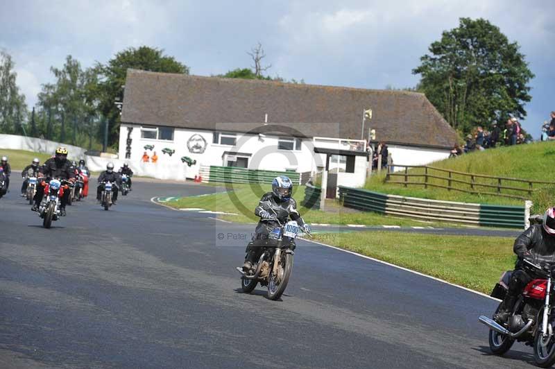 Mallory park Leicestershire;Mallory park photographs;Motorcycle action photographs;classic bikes;event digital images;eventdigitalimages;mallory park;no limits trackday;peter wileman photography;vintage bikes;vintage motorcycles;vmcc festival 1000 bikes