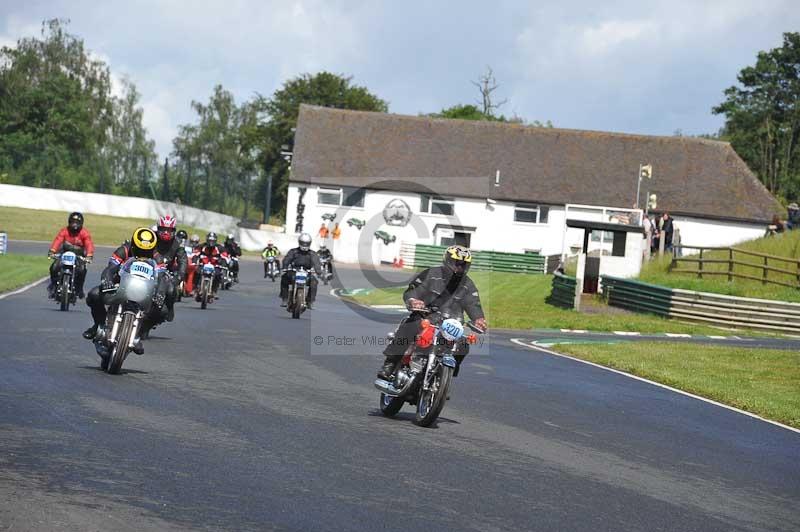 Mallory park Leicestershire;Mallory park photographs;Motorcycle action photographs;classic bikes;event digital images;eventdigitalimages;mallory park;no limits trackday;peter wileman photography;vintage bikes;vintage motorcycles;vmcc festival 1000 bikes