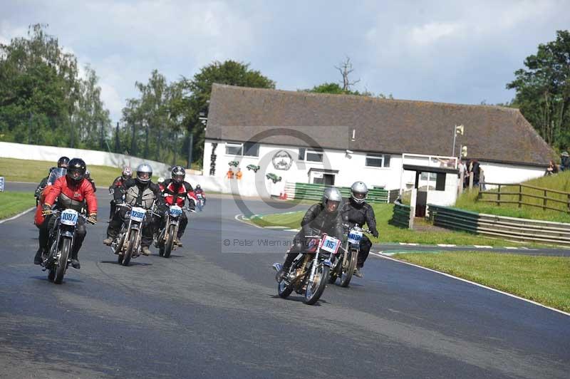Mallory park Leicestershire;Mallory park photographs;Motorcycle action photographs;classic bikes;event digital images;eventdigitalimages;mallory park;no limits trackday;peter wileman photography;vintage bikes;vintage motorcycles;vmcc festival 1000 bikes