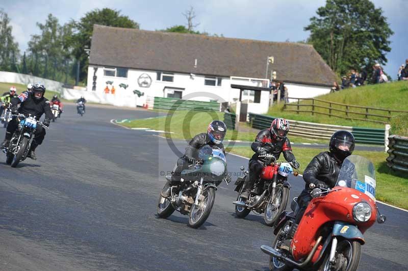 Mallory park Leicestershire;Mallory park photographs;Motorcycle action photographs;classic bikes;event digital images;eventdigitalimages;mallory park;no limits trackday;peter wileman photography;vintage bikes;vintage motorcycles;vmcc festival 1000 bikes