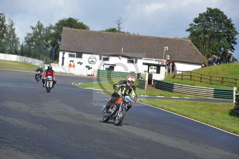 Mallory park Leicestershire;Mallory park photographs;Motorcycle action photographs;classic bikes;event digital images;eventdigitalimages;mallory park;no limits trackday;peter wileman photography;vintage bikes;vintage motorcycles;vmcc festival 1000 bikes