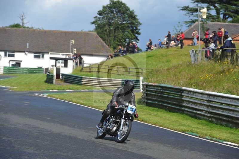 Mallory park Leicestershire;Mallory park photographs;Motorcycle action photographs;classic bikes;event digital images;eventdigitalimages;mallory park;no limits trackday;peter wileman photography;vintage bikes;vintage motorcycles;vmcc festival 1000 bikes