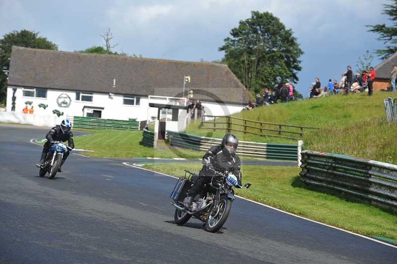 Mallory park Leicestershire;Mallory park photographs;Motorcycle action photographs;classic bikes;event digital images;eventdigitalimages;mallory park;no limits trackday;peter wileman photography;vintage bikes;vintage motorcycles;vmcc festival 1000 bikes