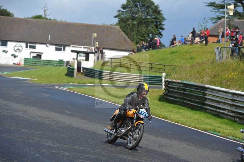 Mallory park Leicestershire;Mallory park photographs;Motorcycle action photographs;classic bikes;event digital images;eventdigitalimages;mallory park;no limits trackday;peter wileman photography;vintage bikes;vintage motorcycles;vmcc festival 1000 bikes