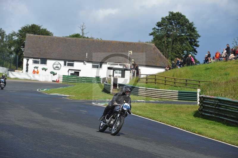Mallory park Leicestershire;Mallory park photographs;Motorcycle action photographs;classic bikes;event digital images;eventdigitalimages;mallory park;no limits trackday;peter wileman photography;vintage bikes;vintage motorcycles;vmcc festival 1000 bikes