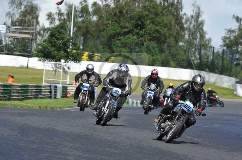 Mallory park Leicestershire;Mallory park photographs;Motorcycle action photographs;classic bikes;event digital images;eventdigitalimages;mallory park;no limits trackday;peter wileman photography;vintage bikes;vintage motorcycles;vmcc festival 1000 bikes