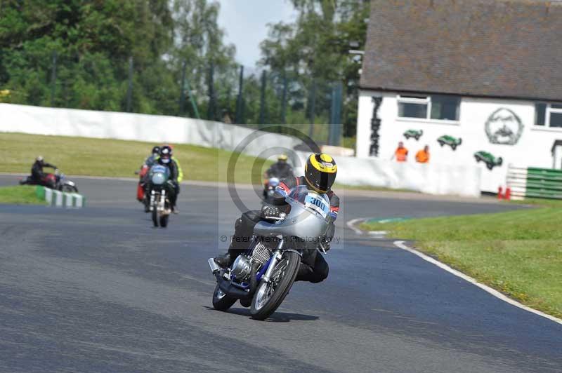 Mallory park Leicestershire;Mallory park photographs;Motorcycle action photographs;classic bikes;event digital images;eventdigitalimages;mallory park;no limits trackday;peter wileman photography;vintage bikes;vintage motorcycles;vmcc festival 1000 bikes