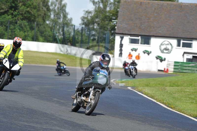 Mallory park Leicestershire;Mallory park photographs;Motorcycle action photographs;classic bikes;event digital images;eventdigitalimages;mallory park;no limits trackday;peter wileman photography;vintage bikes;vintage motorcycles;vmcc festival 1000 bikes
