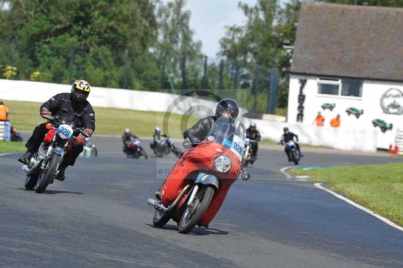 Mallory park Leicestershire;Mallory park photographs;Motorcycle action photographs;classic bikes;event digital images;eventdigitalimages;mallory park;no limits trackday;peter wileman photography;vintage bikes;vintage motorcycles;vmcc festival 1000 bikes