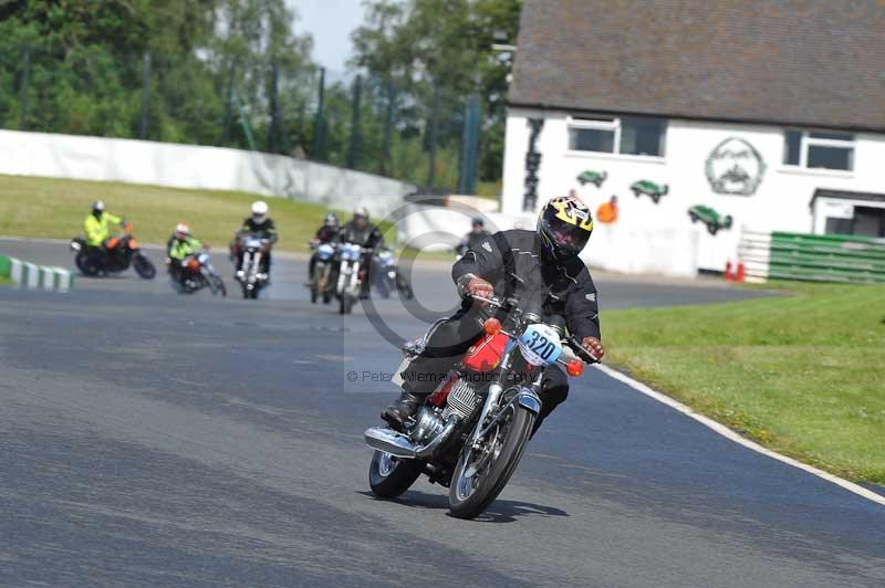 Mallory park Leicestershire;Mallory park photographs;Motorcycle action photographs;classic bikes;event digital images;eventdigitalimages;mallory park;no limits trackday;peter wileman photography;vintage bikes;vintage motorcycles;vmcc festival 1000 bikes