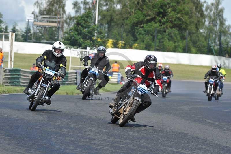 Mallory park Leicestershire;Mallory park photographs;Motorcycle action photographs;classic bikes;event digital images;eventdigitalimages;mallory park;no limits trackday;peter wileman photography;vintage bikes;vintage motorcycles;vmcc festival 1000 bikes