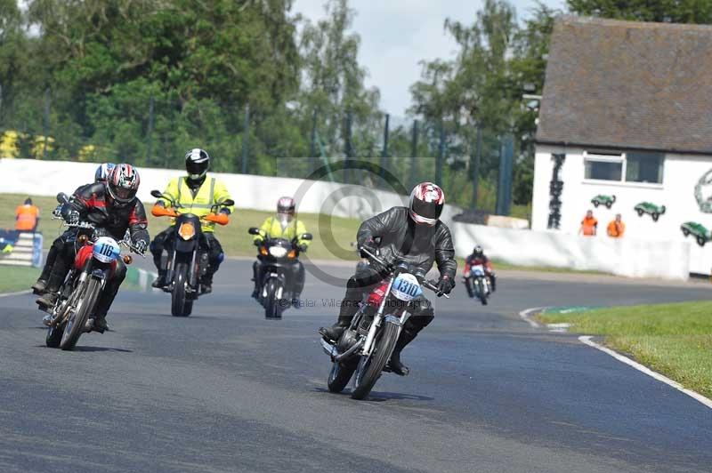 Mallory park Leicestershire;Mallory park photographs;Motorcycle action photographs;classic bikes;event digital images;eventdigitalimages;mallory park;no limits trackday;peter wileman photography;vintage bikes;vintage motorcycles;vmcc festival 1000 bikes