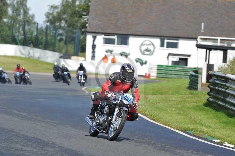 Mallory park Leicestershire;Mallory park photographs;Motorcycle action photographs;classic bikes;event digital images;eventdigitalimages;mallory park;no limits trackday;peter wileman photography;vintage bikes;vintage motorcycles;vmcc festival 1000 bikes
