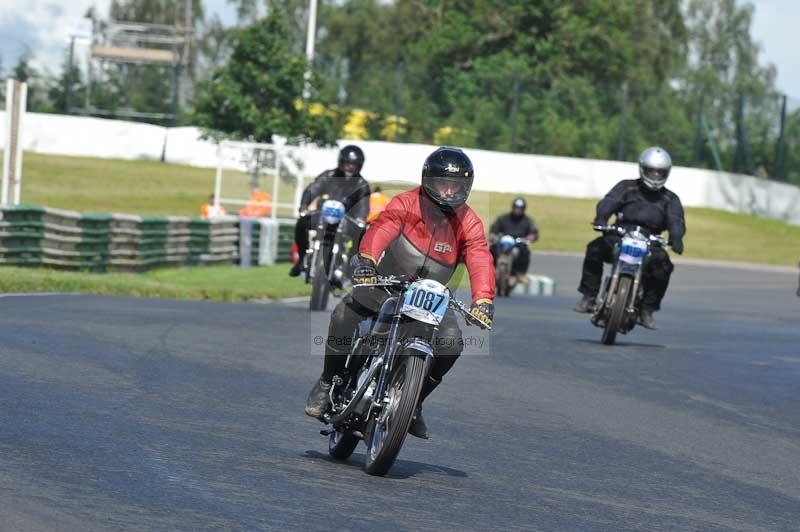Mallory park Leicestershire;Mallory park photographs;Motorcycle action photographs;classic bikes;event digital images;eventdigitalimages;mallory park;no limits trackday;peter wileman photography;vintage bikes;vintage motorcycles;vmcc festival 1000 bikes