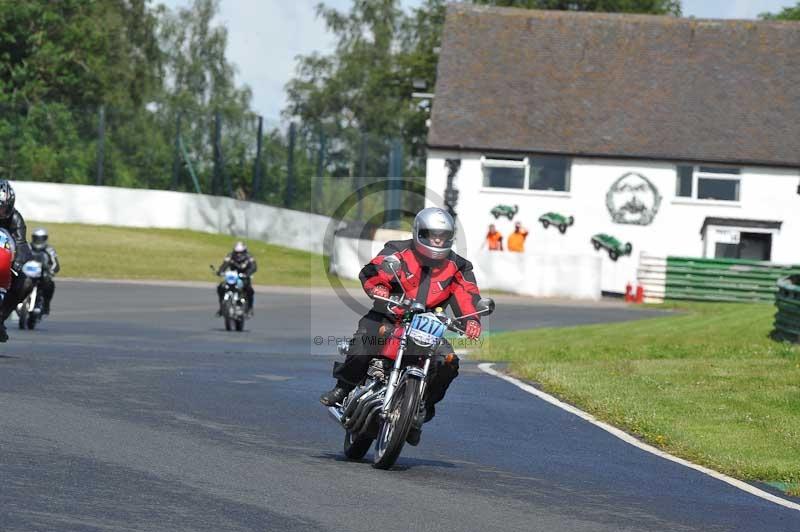 Mallory park Leicestershire;Mallory park photographs;Motorcycle action photographs;classic bikes;event digital images;eventdigitalimages;mallory park;no limits trackday;peter wileman photography;vintage bikes;vintage motorcycles;vmcc festival 1000 bikes
