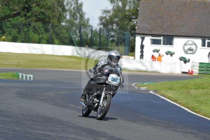 Mallory park Leicestershire;Mallory park photographs;Motorcycle action photographs;classic bikes;event digital images;eventdigitalimages;mallory park;no limits trackday;peter wileman photography;vintage bikes;vintage motorcycles;vmcc festival 1000 bikes