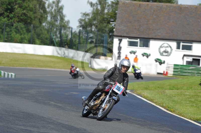 Mallory park Leicestershire;Mallory park photographs;Motorcycle action photographs;classic bikes;event digital images;eventdigitalimages;mallory park;no limits trackday;peter wileman photography;vintage bikes;vintage motorcycles;vmcc festival 1000 bikes