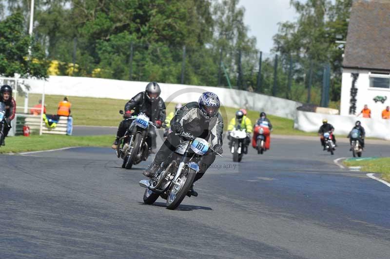 Mallory park Leicestershire;Mallory park photographs;Motorcycle action photographs;classic bikes;event digital images;eventdigitalimages;mallory park;no limits trackday;peter wileman photography;vintage bikes;vintage motorcycles;vmcc festival 1000 bikes