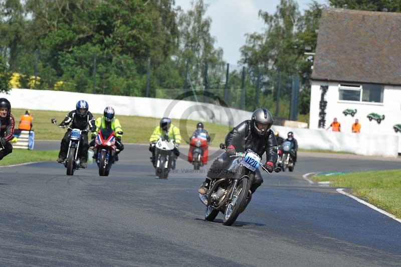 Mallory park Leicestershire;Mallory park photographs;Motorcycle action photographs;classic bikes;event digital images;eventdigitalimages;mallory park;no limits trackday;peter wileman photography;vintage bikes;vintage motorcycles;vmcc festival 1000 bikes