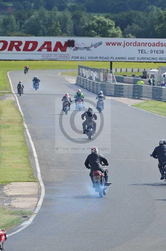 Mallory park Leicestershire;Mallory park photographs;Motorcycle action photographs;classic bikes;event digital images;eventdigitalimages;mallory park;no limits trackday;peter wileman photography;vintage bikes;vintage motorcycles;vmcc festival 1000 bikes