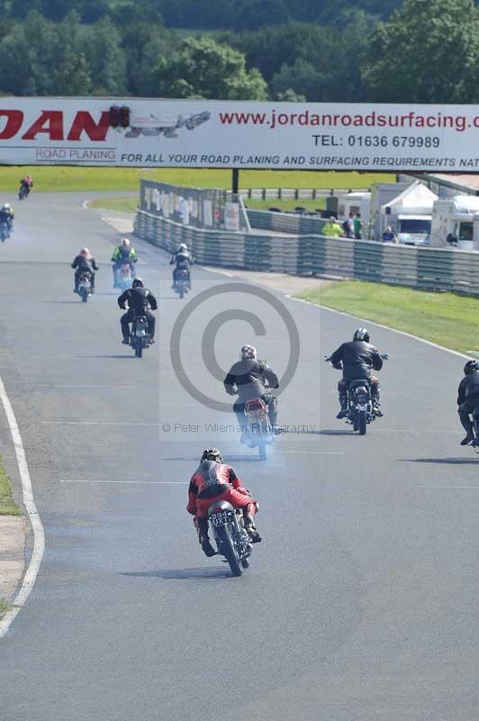 Mallory park Leicestershire;Mallory park photographs;Motorcycle action photographs;classic bikes;event digital images;eventdigitalimages;mallory park;no limits trackday;peter wileman photography;vintage bikes;vintage motorcycles;vmcc festival 1000 bikes
