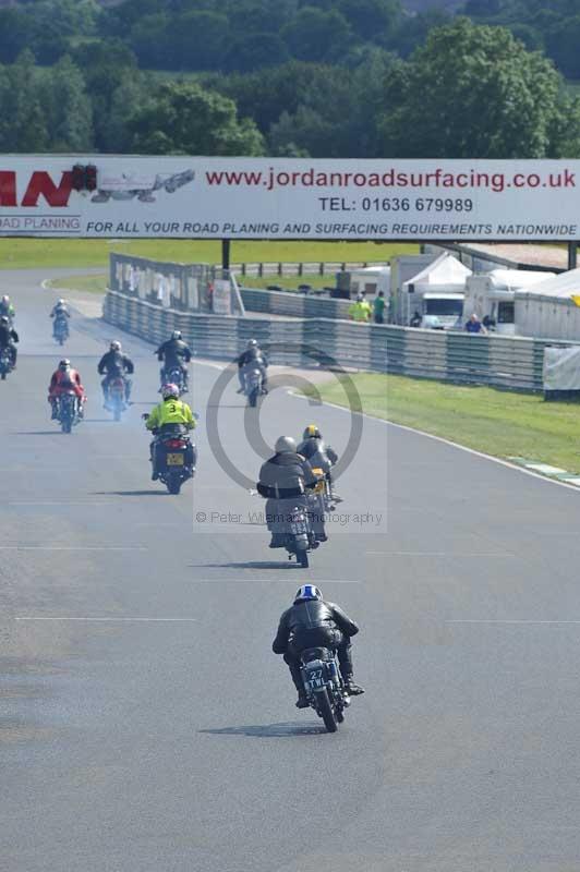 Mallory park Leicestershire;Mallory park photographs;Motorcycle action photographs;classic bikes;event digital images;eventdigitalimages;mallory park;no limits trackday;peter wileman photography;vintage bikes;vintage motorcycles;vmcc festival 1000 bikes