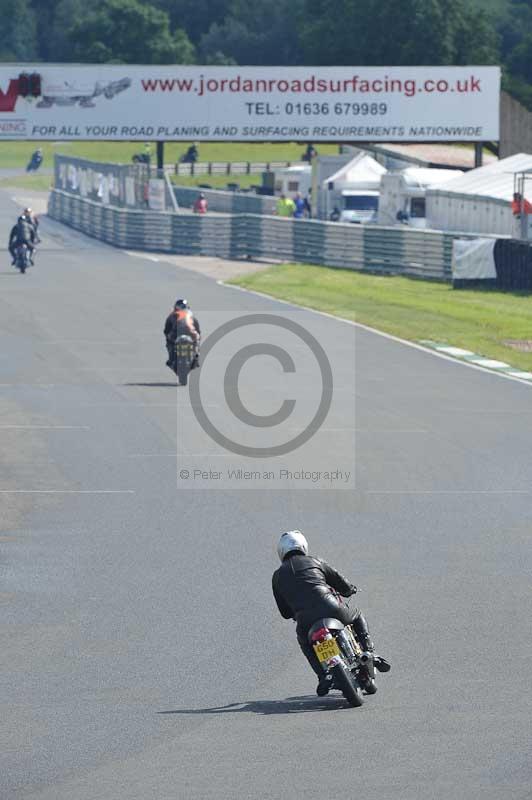 Mallory park Leicestershire;Mallory park photographs;Motorcycle action photographs;classic bikes;event digital images;eventdigitalimages;mallory park;no limits trackday;peter wileman photography;vintage bikes;vintage motorcycles;vmcc festival 1000 bikes
