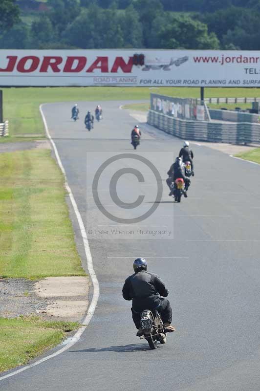 Mallory park Leicestershire;Mallory park photographs;Motorcycle action photographs;classic bikes;event digital images;eventdigitalimages;mallory park;no limits trackday;peter wileman photography;vintage bikes;vintage motorcycles;vmcc festival 1000 bikes