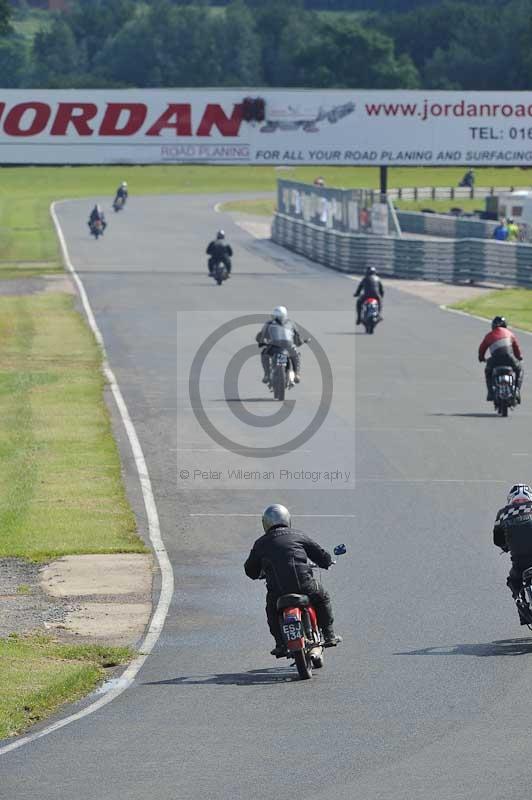 Mallory park Leicestershire;Mallory park photographs;Motorcycle action photographs;classic bikes;event digital images;eventdigitalimages;mallory park;no limits trackday;peter wileman photography;vintage bikes;vintage motorcycles;vmcc festival 1000 bikes