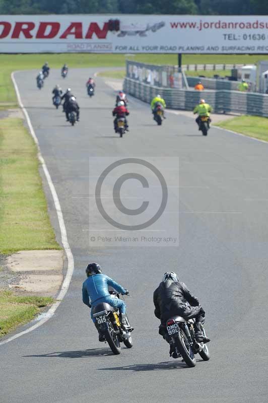 Mallory park Leicestershire;Mallory park photographs;Motorcycle action photographs;classic bikes;event digital images;eventdigitalimages;mallory park;no limits trackday;peter wileman photography;vintage bikes;vintage motorcycles;vmcc festival 1000 bikes