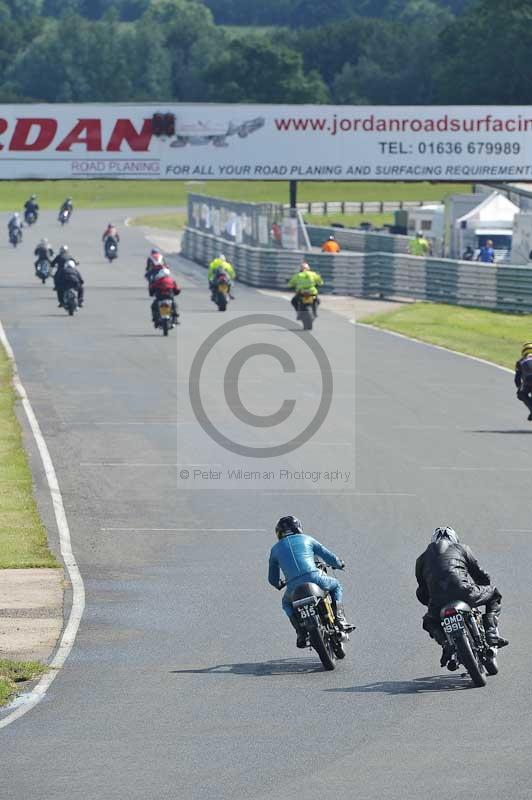 Mallory park Leicestershire;Mallory park photographs;Motorcycle action photographs;classic bikes;event digital images;eventdigitalimages;mallory park;no limits trackday;peter wileman photography;vintage bikes;vintage motorcycles;vmcc festival 1000 bikes