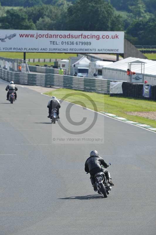 Mallory park Leicestershire;Mallory park photographs;Motorcycle action photographs;classic bikes;event digital images;eventdigitalimages;mallory park;no limits trackday;peter wileman photography;vintage bikes;vintage motorcycles;vmcc festival 1000 bikes