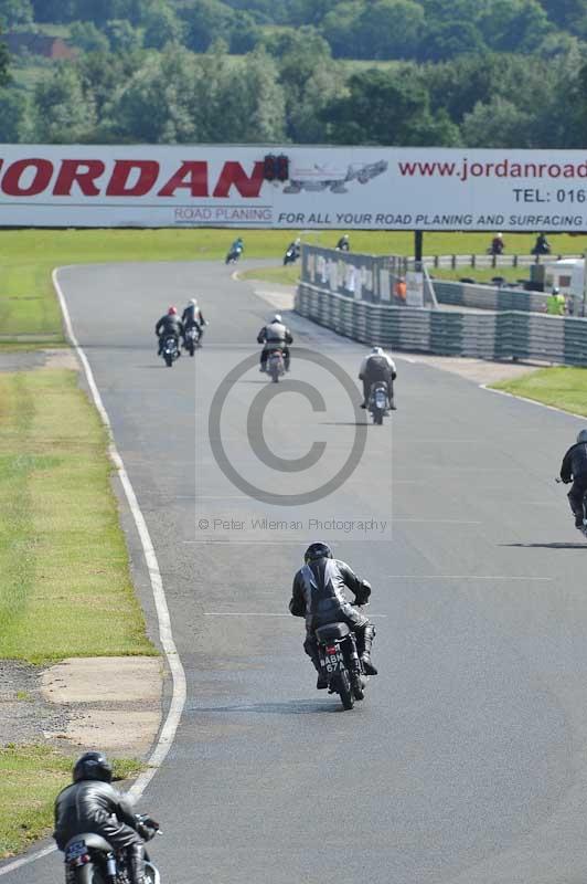 Mallory park Leicestershire;Mallory park photographs;Motorcycle action photographs;classic bikes;event digital images;eventdigitalimages;mallory park;no limits trackday;peter wileman photography;vintage bikes;vintage motorcycles;vmcc festival 1000 bikes