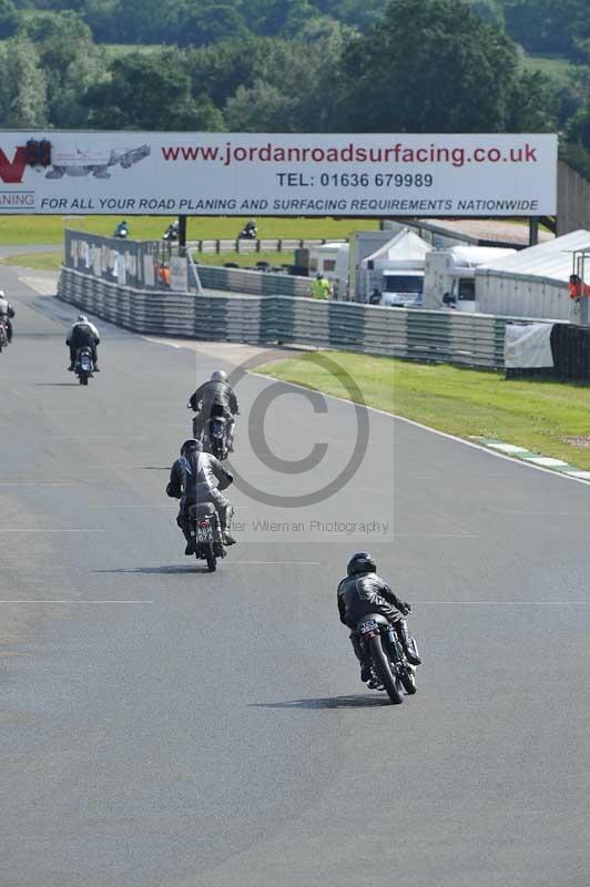 Mallory park Leicestershire;Mallory park photographs;Motorcycle action photographs;classic bikes;event digital images;eventdigitalimages;mallory park;no limits trackday;peter wileman photography;vintage bikes;vintage motorcycles;vmcc festival 1000 bikes