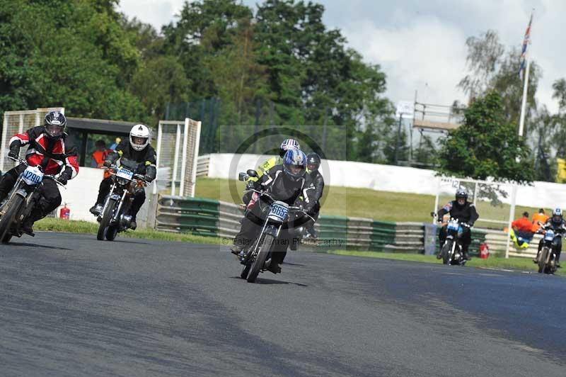 Mallory park Leicestershire;Mallory park photographs;Motorcycle action photographs;classic bikes;event digital images;eventdigitalimages;mallory park;no limits trackday;peter wileman photography;vintage bikes;vintage motorcycles;vmcc festival 1000 bikes