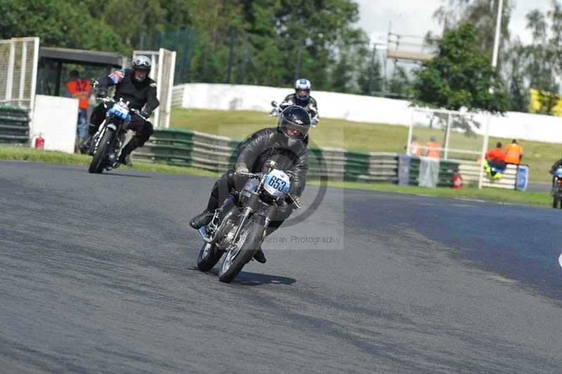 Mallory park Leicestershire;Mallory park photographs;Motorcycle action photographs;classic bikes;event digital images;eventdigitalimages;mallory park;no limits trackday;peter wileman photography;vintage bikes;vintage motorcycles;vmcc festival 1000 bikes