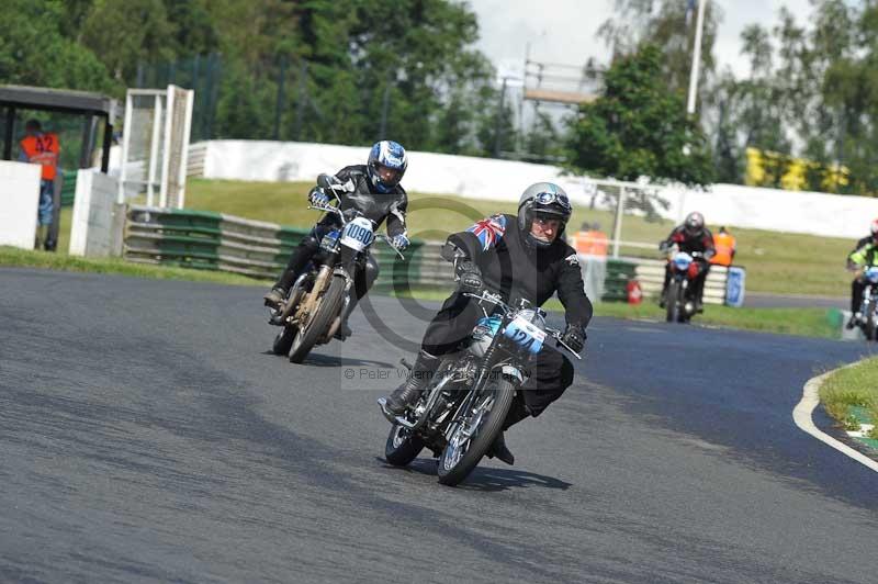 Mallory park Leicestershire;Mallory park photographs;Motorcycle action photographs;classic bikes;event digital images;eventdigitalimages;mallory park;no limits trackday;peter wileman photography;vintage bikes;vintage motorcycles;vmcc festival 1000 bikes