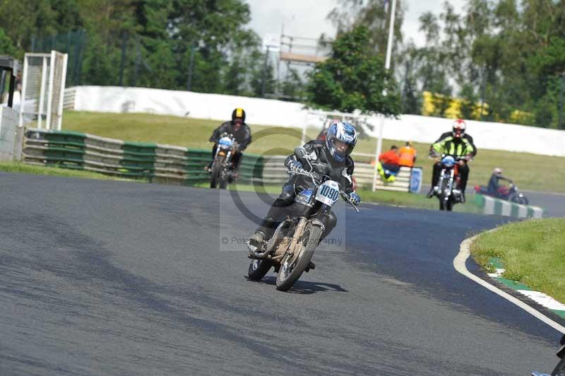 Mallory park Leicestershire;Mallory park photographs;Motorcycle action photographs;classic bikes;event digital images;eventdigitalimages;mallory park;no limits trackday;peter wileman photography;vintage bikes;vintage motorcycles;vmcc festival 1000 bikes